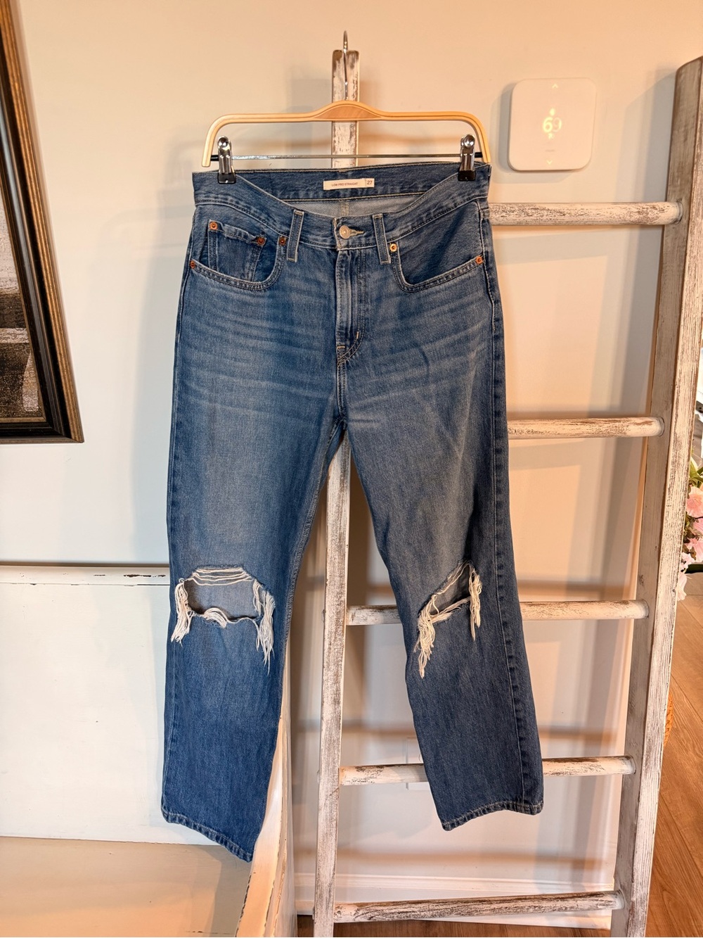 Levi's Low Pro straight-leg jeans medium blue wash distressed knee sz 27 EUC